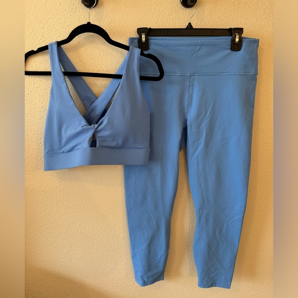 Fabletics Workout Set - Picture 3 of 4